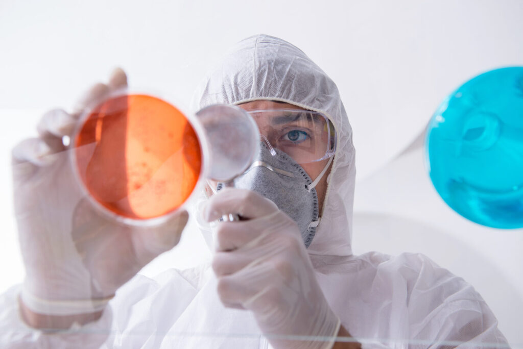 How to achieve precise environmental control and effectively prevent microbial contamination in biotechnology cleanrooms?
