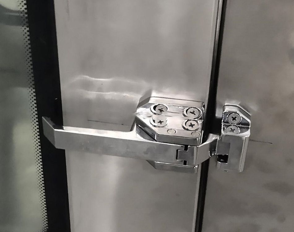 Interlocked doors for stable pressure difference