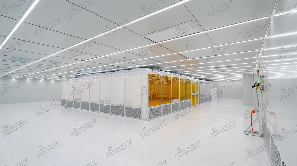 2.8-meter inner height Class 100/10 cleanroom designed for ultra-high cleanliness applications