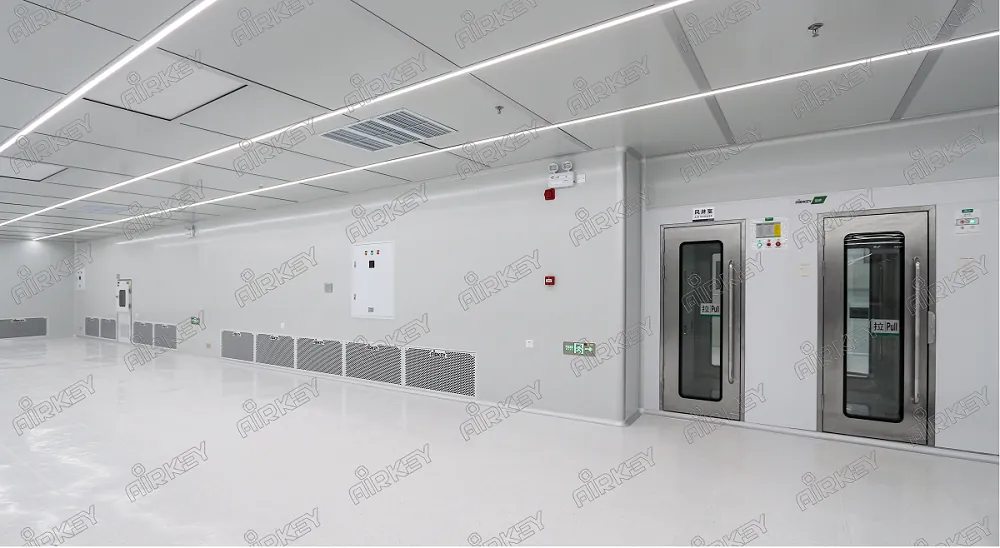 Integrated modular cleanroom design combining air shower and buffer room to maintain cleanliness.